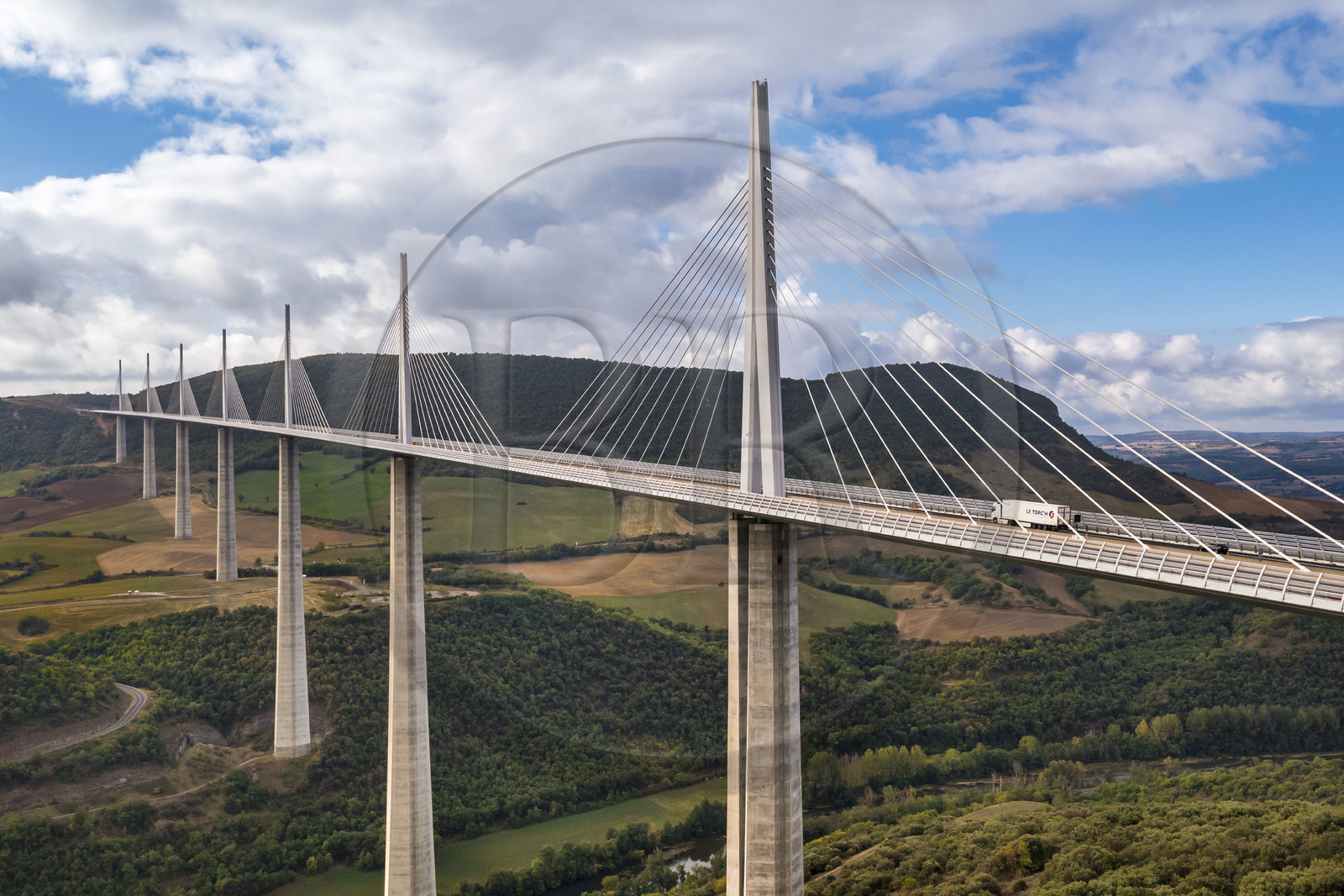 France, Aveyron (12), parc naturel régional des Grands Causses, Millau, le viaduc de Millau des architectes Michel Virlogeux et Norman Foster, entre le Causse du Larzac et le Causse de Sauveterre au dessus du Tarn (vue aérienne)
