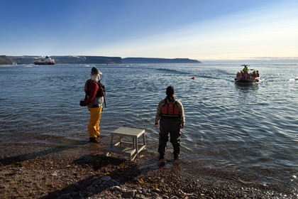 Groenland, cote Nord-Ouest, Smith sound au nord de la baie de Baffin, Inglefield Land, site de Etah dans le Foulke fjord, campement inuit aujourd'hui abandonné qui servit de base à plusieurs expéditions polaires, débarquement sur la plage en PolarCirkel boat de passagers du bateau de croisière MS Fram de la compagnie Hurtigruten
