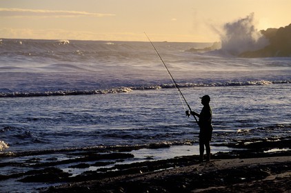 France, île de la Réunion, un pêcheur dans la baie de Grande-Anse, région du sud sauvage