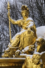 France, Yvelines (78), parc du château de Versailles sous la neige, classé Patrimoine Mondial de l'UNESCO, détail d'une statue du bosquet de l'Arc de Triomphe