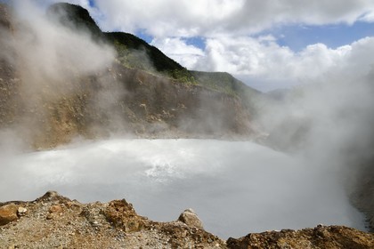 Caraïbes, Ile de la Dominique, Castle Bruce, Parc national du Morne Trois Pitons classé Patrimoine Mondial de l'UNESCO, Vallée de la Désolation, Boiling Lake, deuxième plus grand lac en ébullition du monde issu d'une fumerolle inondée