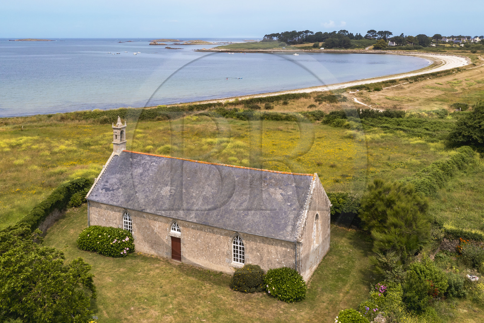 France, Finistère (29), Pays des Abers, Landeda, chapelle de Brouennou située en bordure de l'estuaire de l'Aber Benoit dans l'anse de Brouennou (vue aérienne)