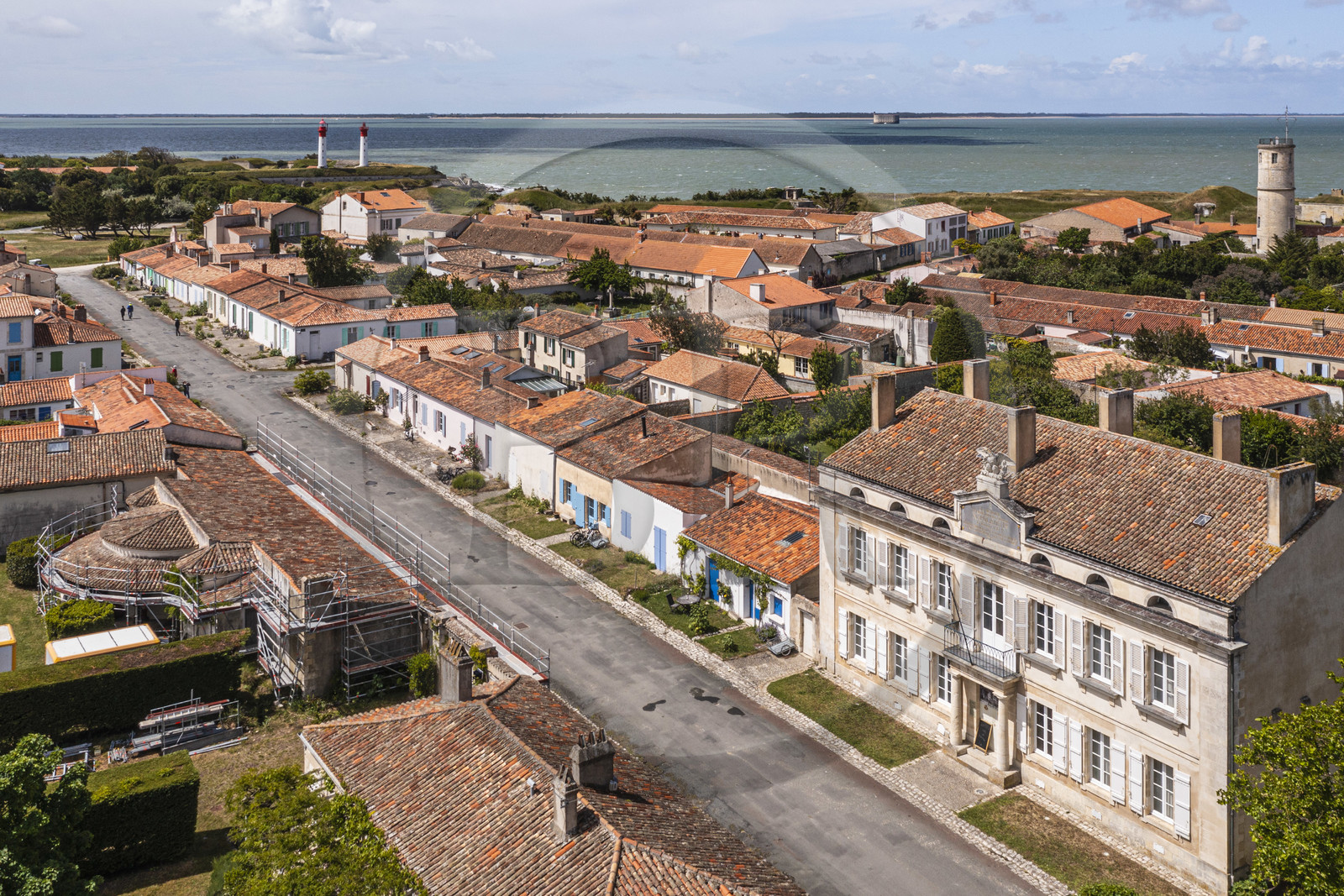 France, Charente-Maritime (17), Ile d'Aix, le bourg, le musée napoléonien dans l'ancienne maison du commandant de la place au bout de la rue Napoléon (vue aérienne)