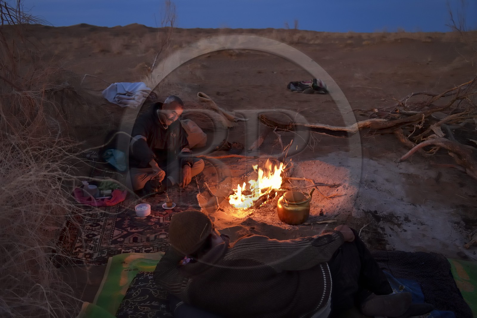 Iran, Province d'Ispahan, désert du Dasht-e Kavir, Mesr dans la région de Khur et Biabanak, feu de camp au bivouac de Kuh e-Sefid