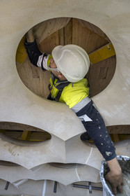 Espagne, Catalogne, Barcelone, quartier de l'Eixample, basilique de la Sagrada Familia de l'architecte du modernisme catalan Antoni Gaudi classée Patrimoine Mondial de l'UNESCO, chantier du cloitre sous la facade de l'abside Spain, Catalonia, Barcelona, Eixample district, Sagrada Familia basilica by Catalan modernist architect Antoni Gaudi, listed as a UNESCO World Heritage Site, cloister construction site under the facade of the apse