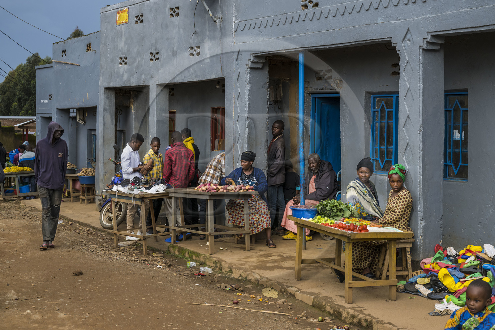 Rwanda, Province de l’Ouest, Gisakura, commerces et étals dans les rues du village