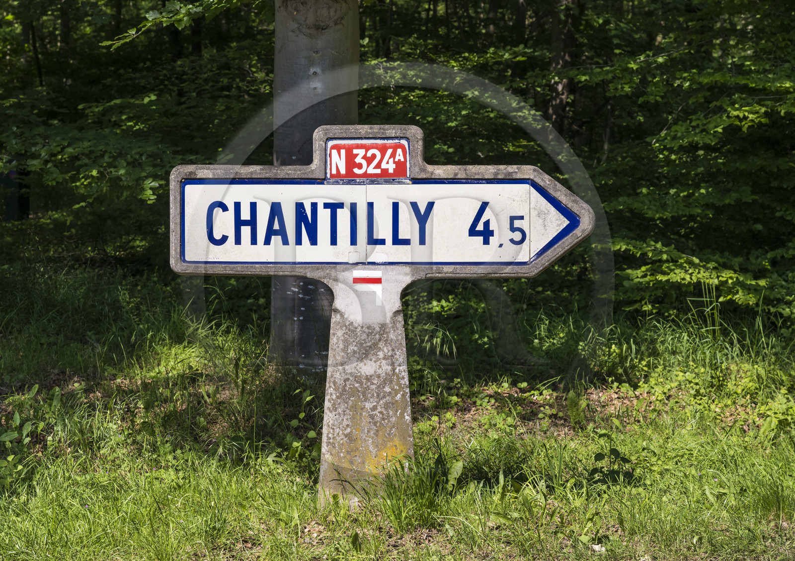 France, Oise (60), Chantilly, panneau routier Michelin indicateur de la direction de Chantilly