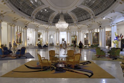 France, Alpes-Maritimes (06), Nice, l'hotel Negresco, la verrière intérieure et sculpture de Niki de Saint Phalle à droite