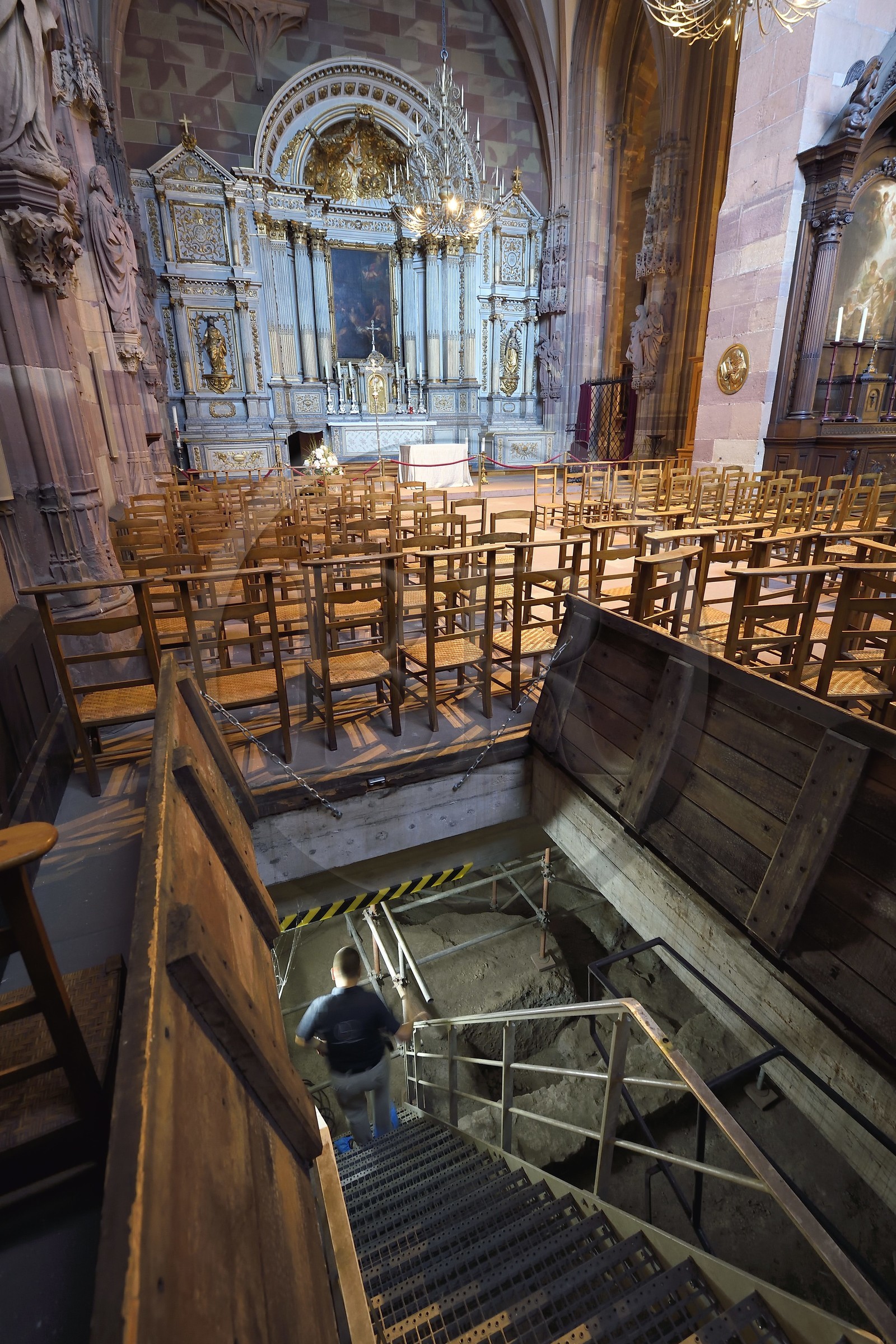 France, Bas-Rhin (67), Strasbourg, vieille ville classée au Patrimoine Mondial de l'UNESCO, la cathédrale Notre-Dame, sous la chapelle Saint-Laurent, les fondations de la Cathédrale romane de l'an Mil où subsistent encore des vestiges du camp légionnaire romain