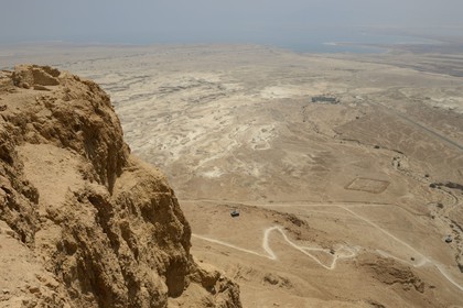 Israel, désert du Neguev, forteresse de Massada, classée Patrimoine Mondial de l'UNESCO, telepherique surplombant la Mer Morte, le sentier du serpent et les vestiges d'un camp romain