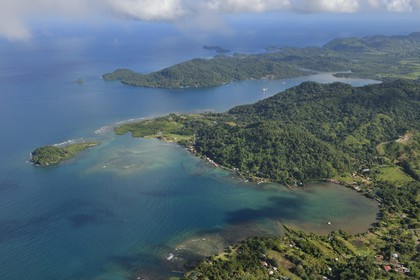 Panama, province de Colon, la côte caraïbe vers Portobelo (vue aérienne)