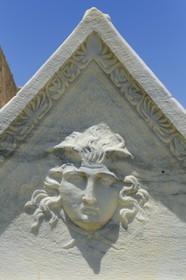 Israël, district d'Haifa, Césarée (Caesarea Maritima), ruines de Césarée, couvercle de sarcophage orné à ses deux extrémités par des têtes mythologiques de Gorgon