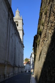 Portugal, Lisbonne, quartier de l'Alfama, la rue Arco Grande de Cima qui longe le monastère Sao Vicente de Fora