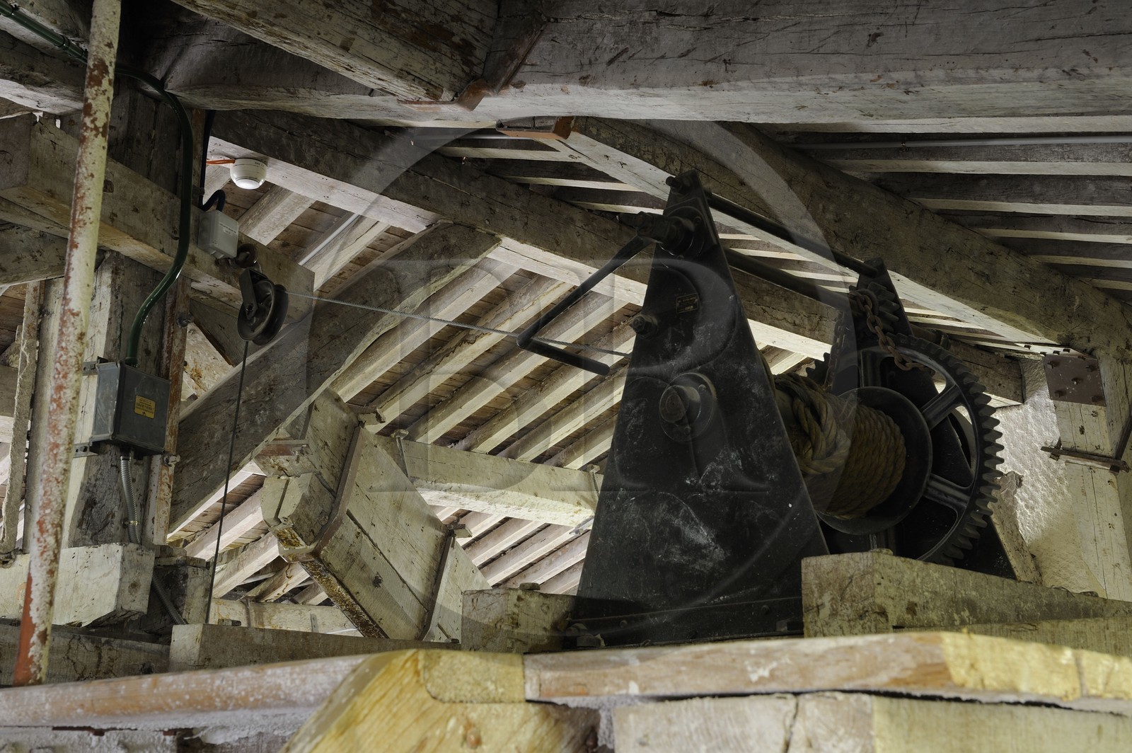 France, Yvelines (78), château de Versailles, classé Patrimoine Mondial de l'UNESCO, au dessus de la Galerie des Glaces, treuil du lustre du salon de la Paix