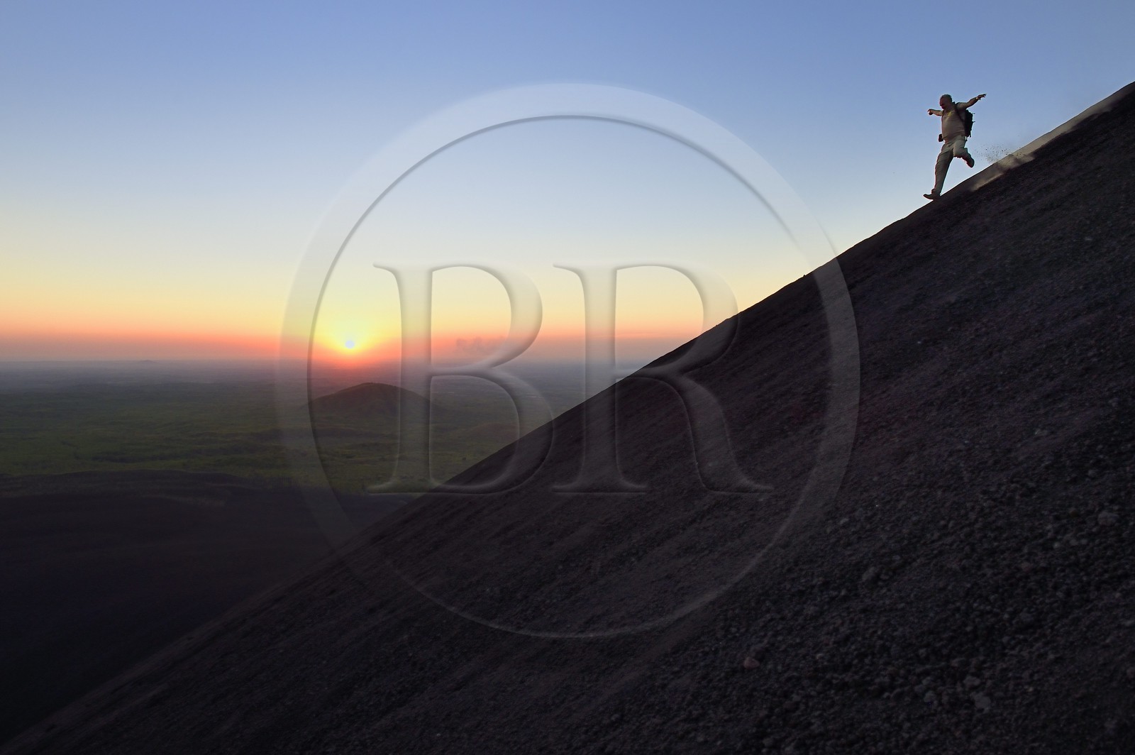 Nicaragua, région de Leon, Volcan Cerro Negro dans la cordillère des Maribios (ou Marrabios), homme courant dans les cendres de la pente du volcan