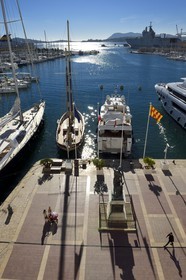 France, Var (83), Toulon, quai Cronstadt, statue du Génie de la Navigation de 1847 appelée Cuverville par les toulonnais qui ouvre sur le port