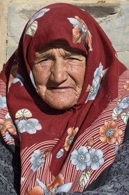 Iran, Yazd province, Dasht-e Kavir desert, Moghestan, village woman, Saltanat