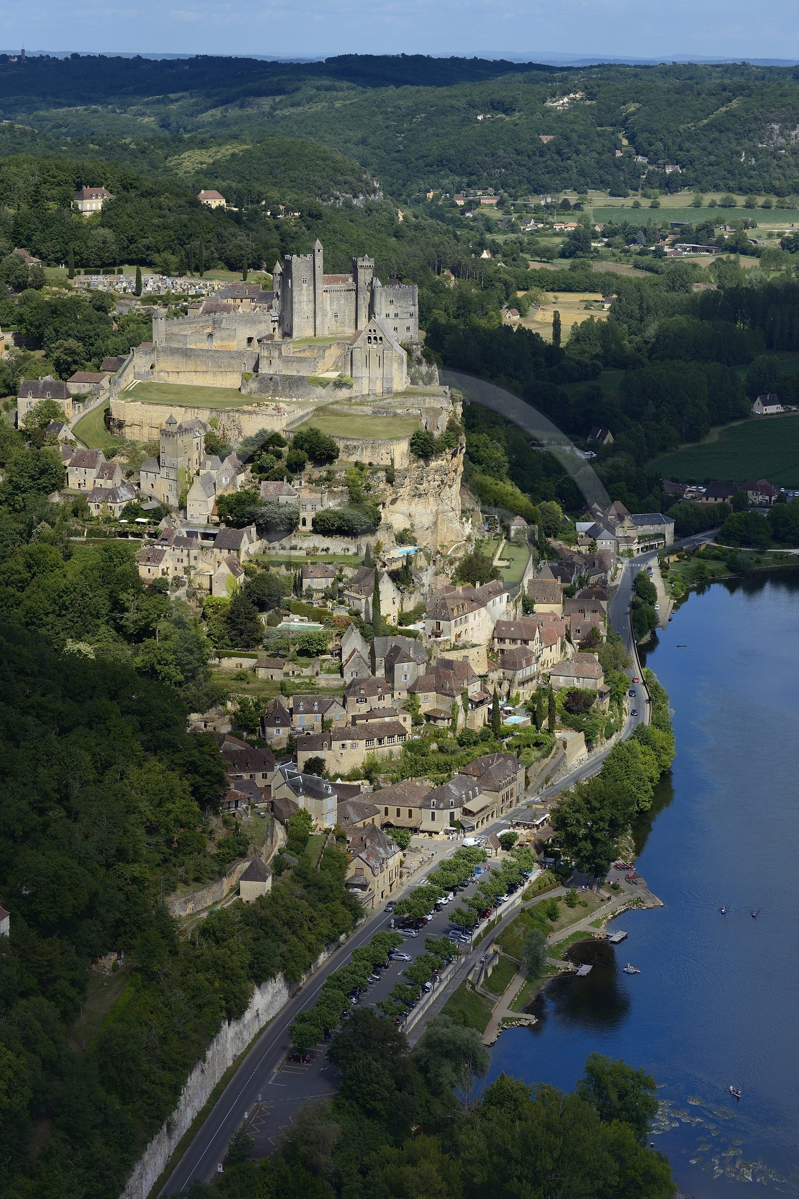 France, Dordogne (24), Périgord Noir, vallée de la Dordogne, Beynac-et-Cazenac, labellisé Les Plus Beaux Villages de France, château sur un éperon rocheux au dessus de la rivière Dordogne (vue aérienne)