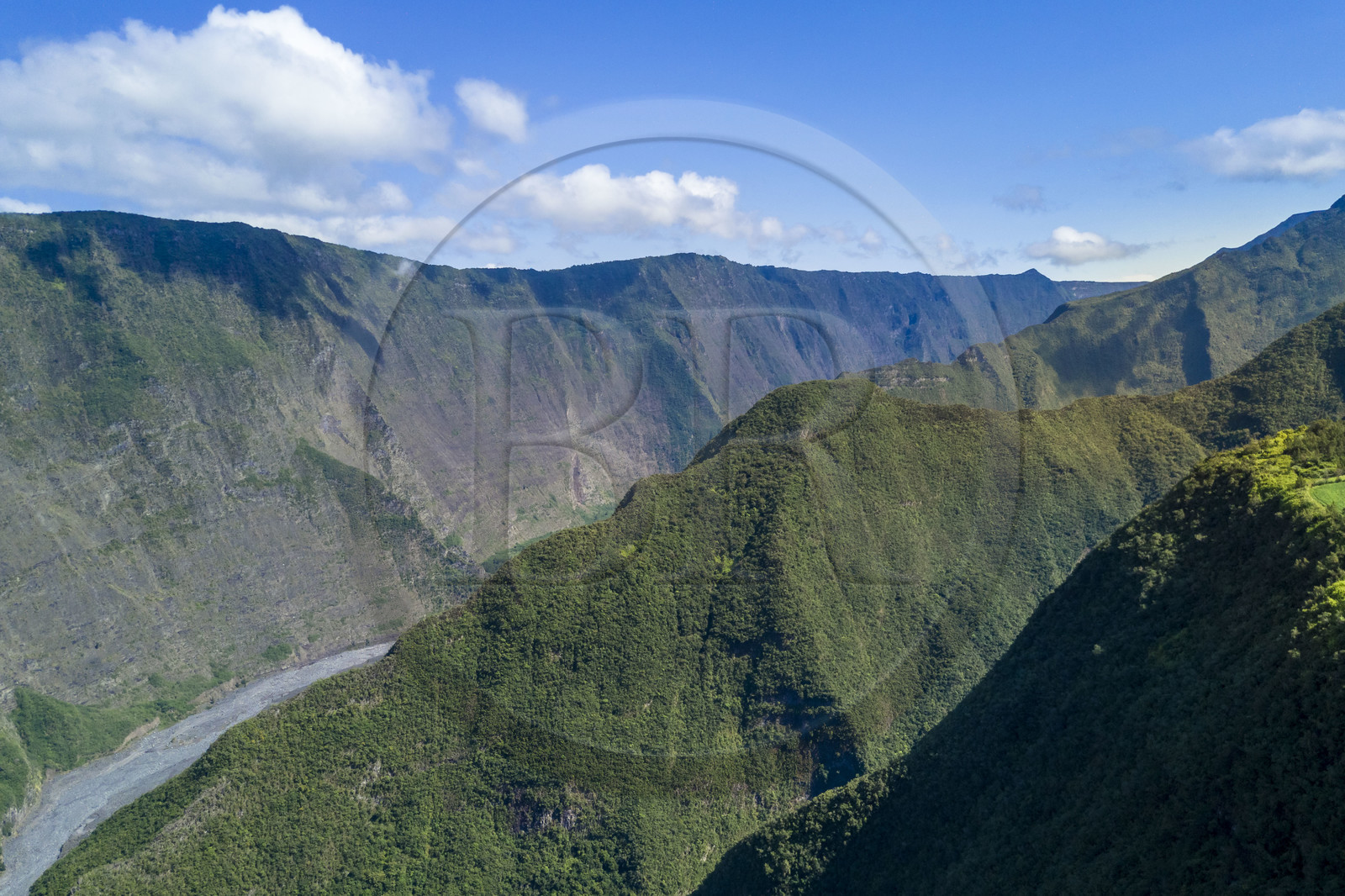 France, Ile de la Reunion, Saint-Joseph, Grand-Coude, plateau situé entre la rivière des Remparts à l'Ouest (ici à gauche) et la rivière Langevin à l'Est (vue aérienne)