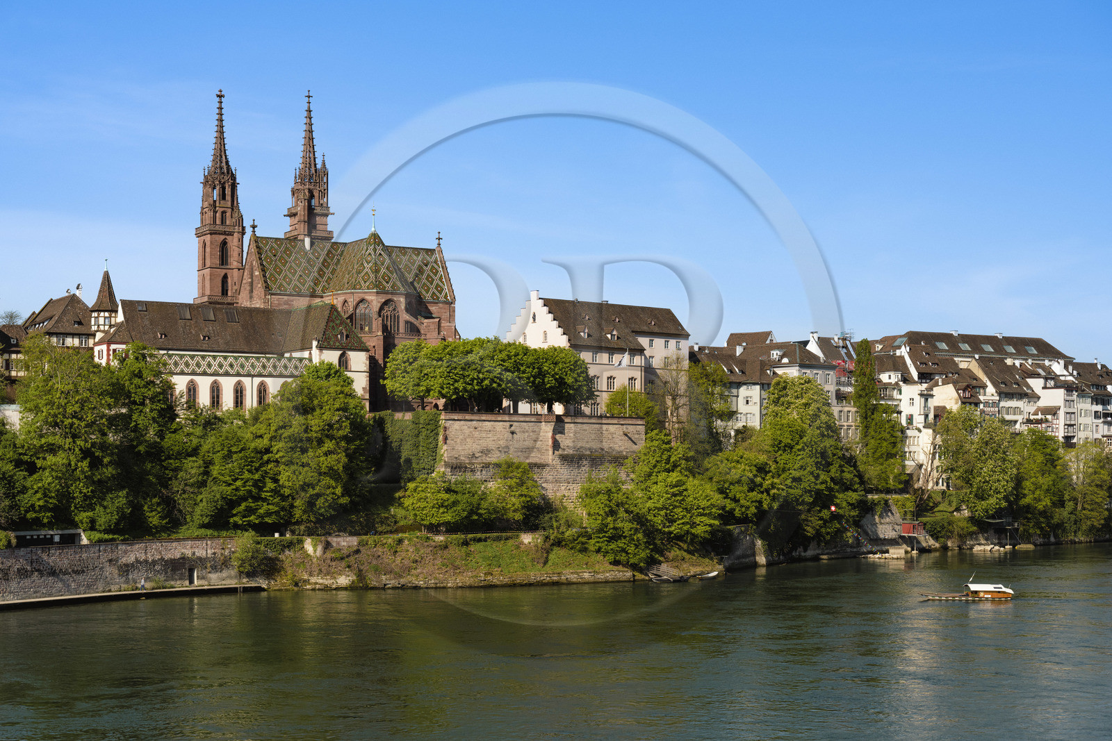 Suisse, Bâle, la rive gauche du Rhin, la cathédrale protestante Notre-Dame de Bâle (Munster) domine le Rhin et un des quatre petits bacs qui relient les rives du Rhin