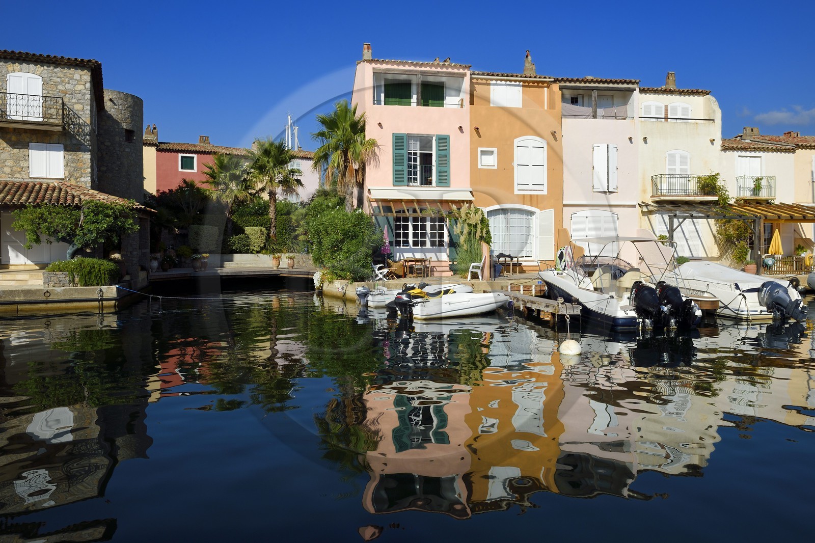 France, Var (83),  golfe de Saint-Tropez, la cité lacustre de Port-Grimaud, maisons avec leur ponton privé