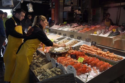France, Calvados (14), Pays d'Auge, Trouville-sur-Mer, la halle aux poissons, étal de fruits de mer