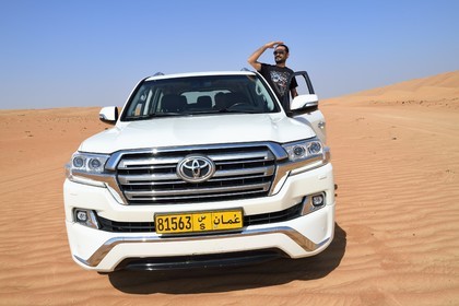 Sultanat d'Oman, gouvernorat de Ash Sharqiyah, désert des Wahiba Sands ou Sharqiya Sands, 4x4 sur la piste qui slalome entre les dunes de sable