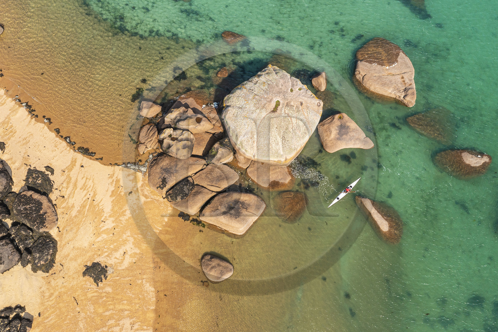 France, Côtes-d'Armor (22), Côte de Granit Rose, Trégastel, Ile Renote, kayak évoluant au milieu du chaos granitique (vue aérienne)