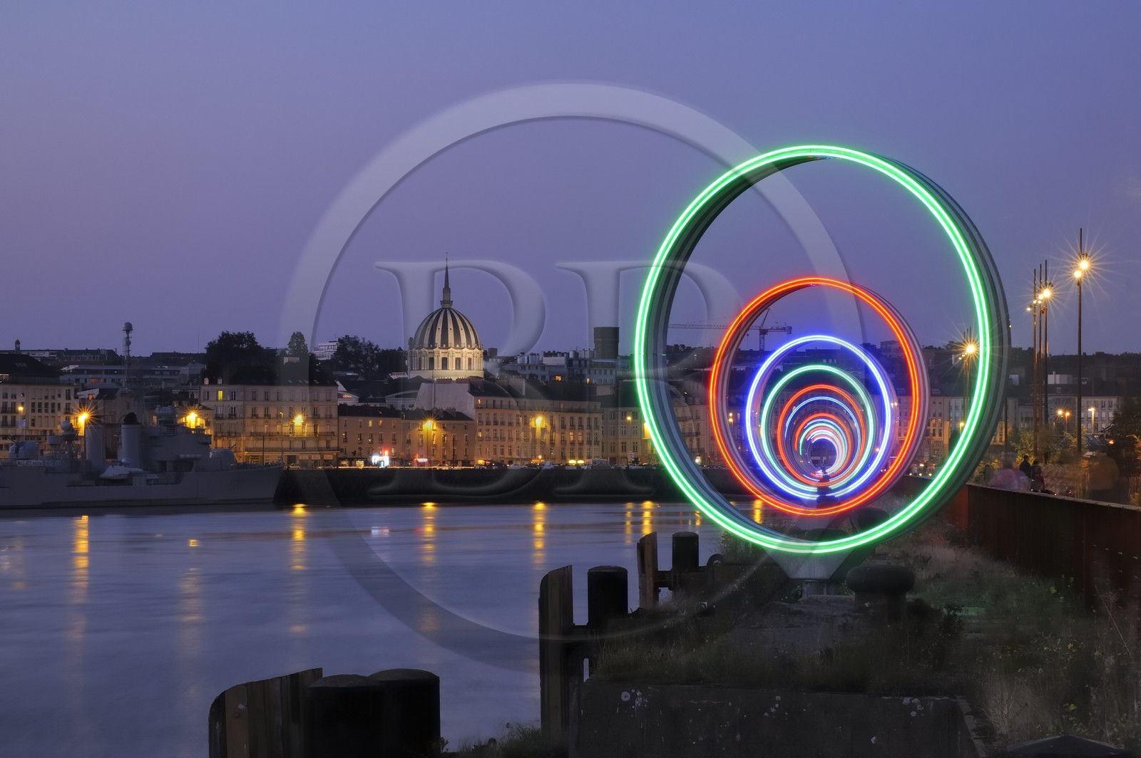 France, Loire-Atlantique (44), Nantes, l'Ile de Nantes, le Hangar à Bananes et les anneaux de Buren sur les quais de Loire