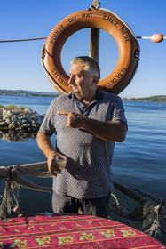 France, Hérault (34), Sète, quartier de la Pointe Courte, quartier de pecheurs sur les rives de l'étang de Thau , Sylvain Sabatier dans son bistrot à la Pointe de Rat Chez Néné France, Herault, Sete, la Pointe Courte district, fishing district on the banks of the Etang de Thau, Sylvain Sabatier in his bistro the Pointe de Rat Chez Néné