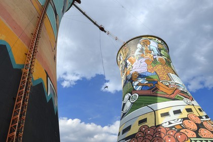 Afrique du Sud, province de Gauteng, Johannesburg, Orlando Towers qui dominent le quartier d'Orlando du township de Soweto, passerelle du Vertical Adventure Centre entre les deux tours de refroidissement de la centrale d'Orlando