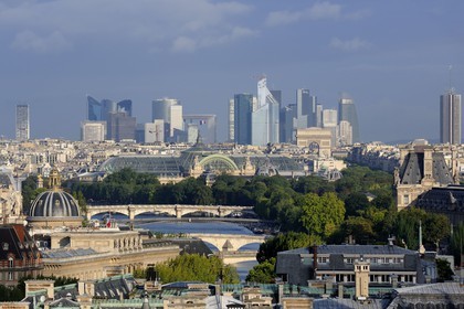 France, Paris (75), vue générale depuis la cathédrale Notre-Dame, avec la Seine, le Grand Palais et les immeubles de La Défense au fond