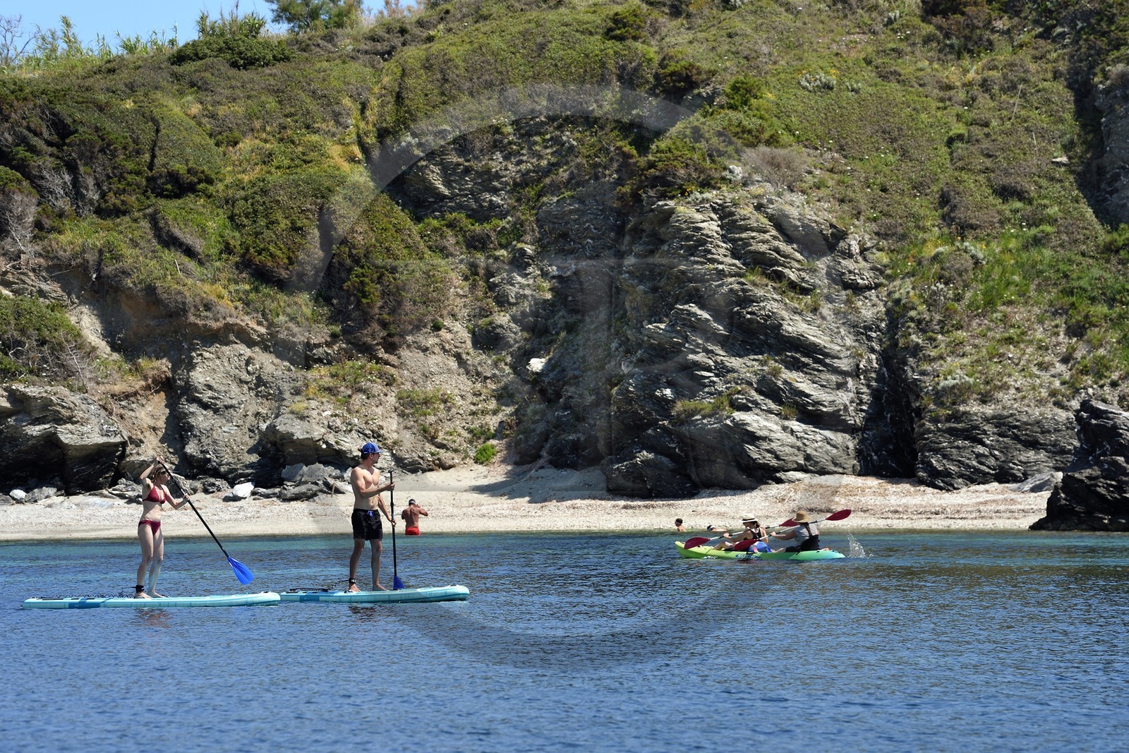 France, Var (83), Six-Fours-les-Plages, Ile des Embiez, pointe Saint-Pierre, le champion de windsurf Freestyle Adrien Bosson en randonnée aquatique sur un paddle