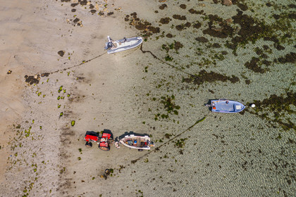 France, Finistère (29), Iles du Ponant, Ile de Batz, la plage de Porz Reter à marée basse (vue aérienne)