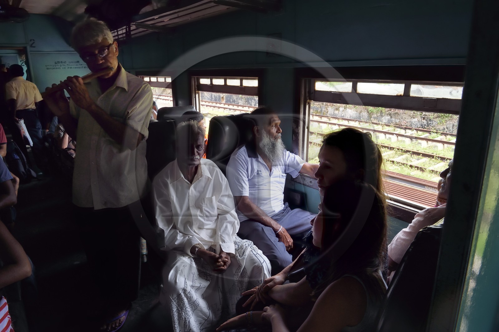 Sri Lanka, Province du Sud, train de Galle à Colombo, un flutiste accompagne les voyageurs