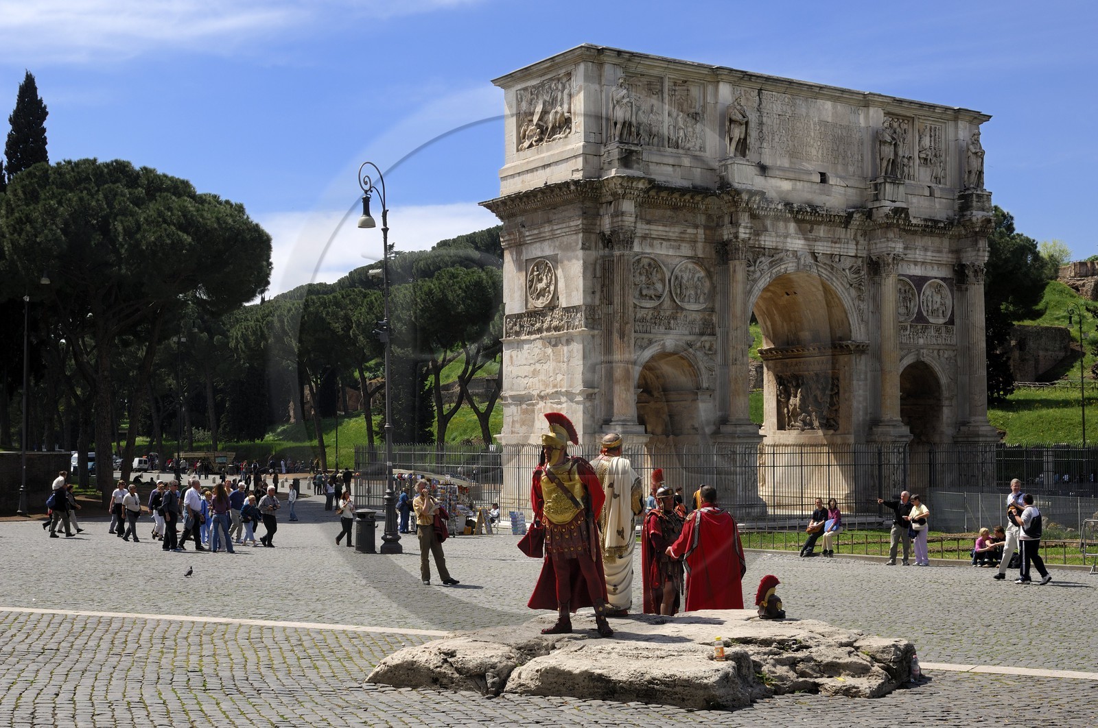 Italy, Lazio, Rome, historical center listed as World Heritage by UNESCO, the Roman Forum, Arch of Constantine (Arco di Costantino), extras dressed as Roman soldiers to pose with tourists