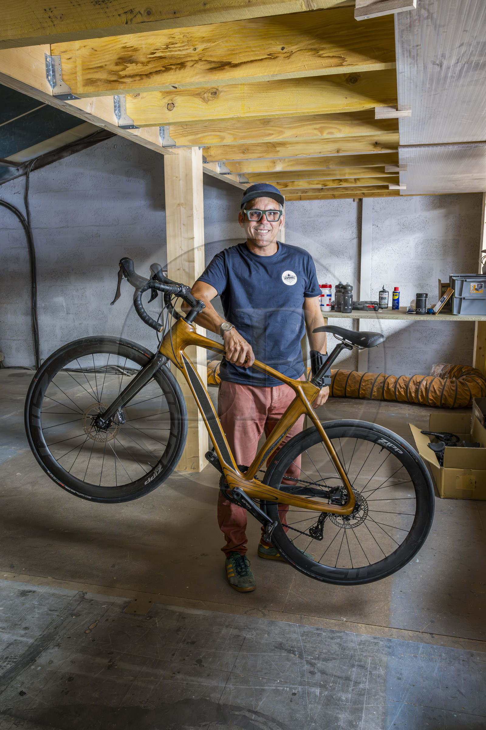 France, Charente-Maritime (17), La Rochelle, Ateliers Gonnel, vélo fabriqué à partir de bois de peuplier et de paulownia ainsi que de carbone, imaginé par Benjamin Boissier et Nicolas Chanteloup