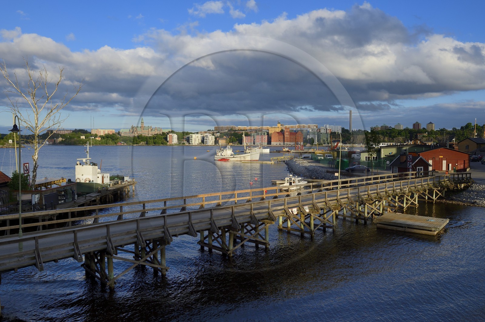 Suède, Stockholm, le pont menant à l'ile de Beckholmen et le quartier de Saltsjöqvarn en arrière plan