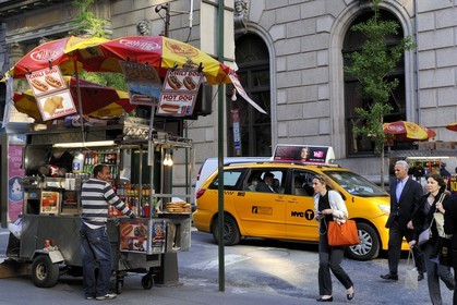 Etats-Unis, New York, Manhattan, Midtown, vendeur ambulant de Hot Dog sur la 5ème Avenue