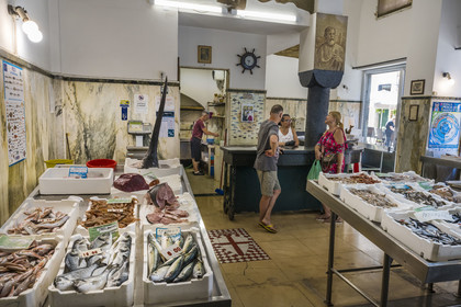 Italy, Liguria, Genoa, fish market via Al Ponte Reale on the edge of the Porto Antico (Old Port)