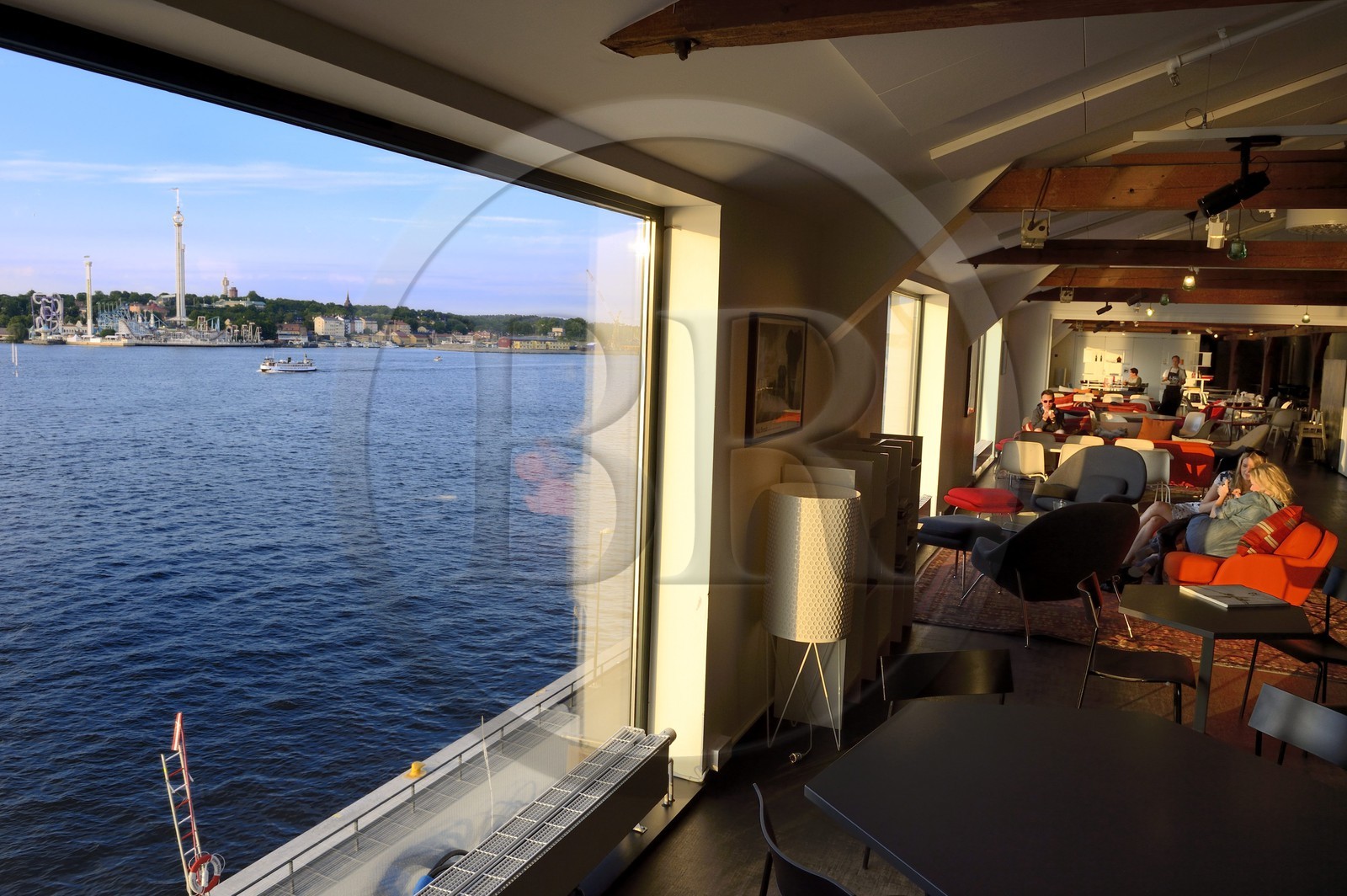 Suède, Stockholm, île de Södermalm, le Musée de la photographie Fotografiska, le bar au dernier étage offre l'une des plus belles vues sur la ville