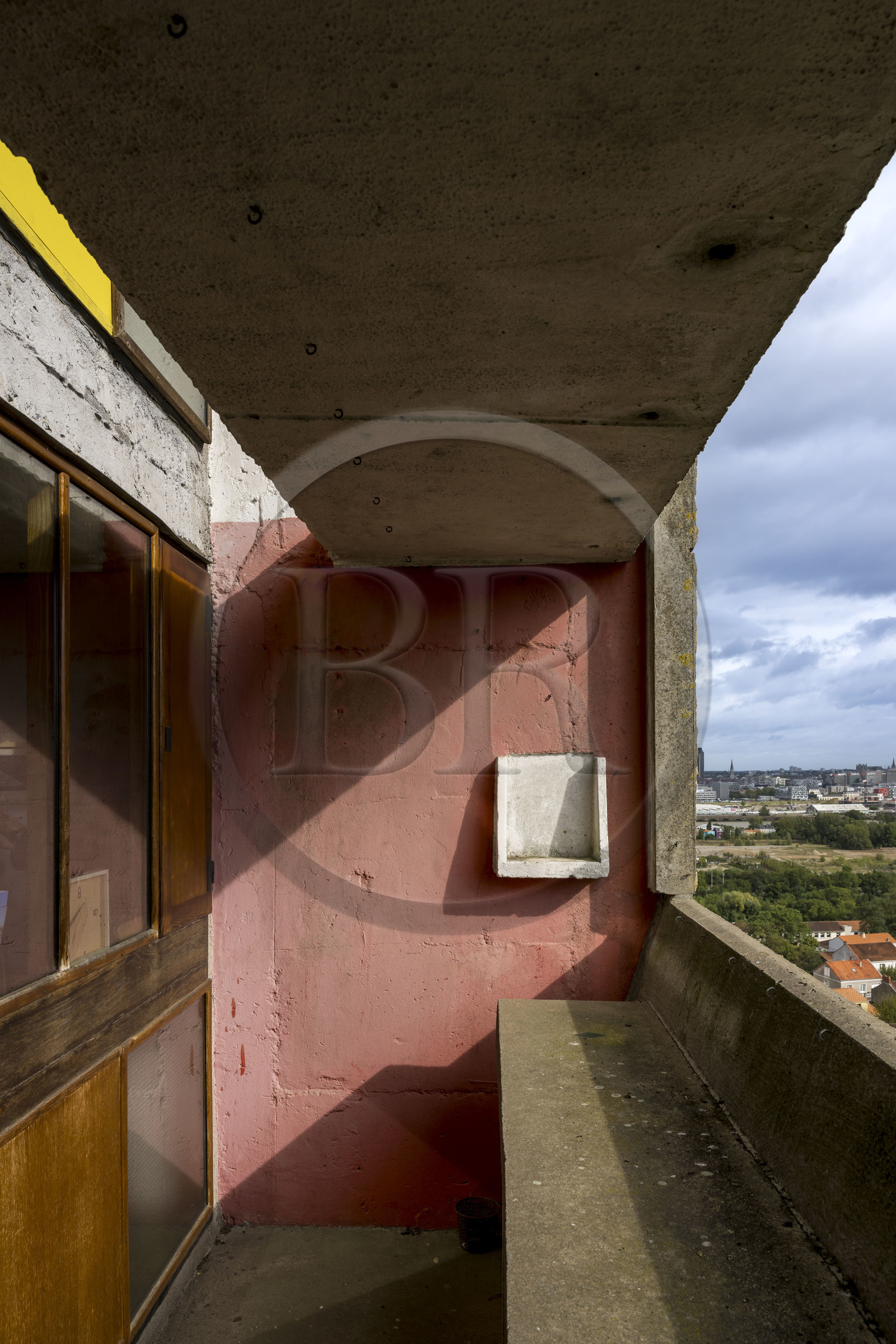 France, Loire-Atlantique (44), banlieue de Nantes, Rezé, la Maison Radieuse par l'architecte Le Corbusier, balcon d'appartement