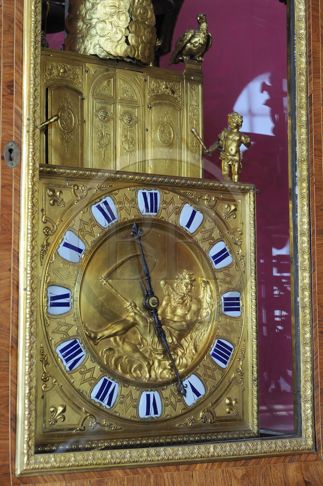 France, Yvelines (78), château de Versailles, classé Patrimoine Mondial de l'UNESCO, les Grands Appartements, pendule à automates par Antoine Morand de 1706