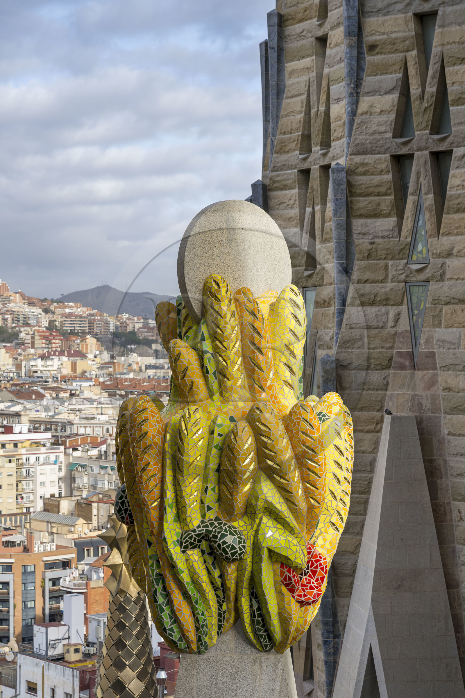 Espagne, Catalogne, Barcelone, quartier de l'Eixample, basilique de la Sagrada Familia de l'architecte du modernisme catalan Antoni Gaudi classée Patrimoine Mondial de l'UNESCO, sommets surmontés de mosaïques en forme de fruits