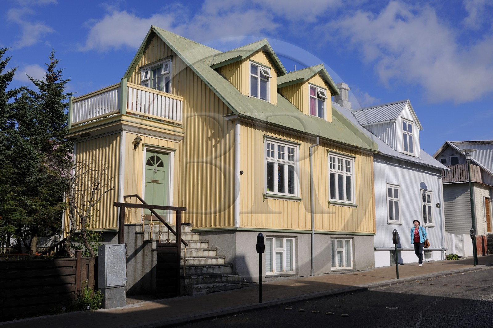 Islande, Reykjavik, maison dans la rue Skolavordustigur (vieille ville) menant au port