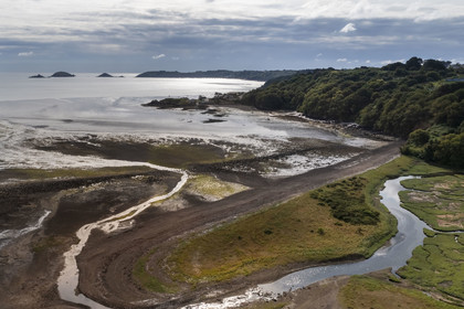 France, Cotes d'Armor, Paimpol, la grève au pied de l'abbaye de Beauport (vue aérienne)