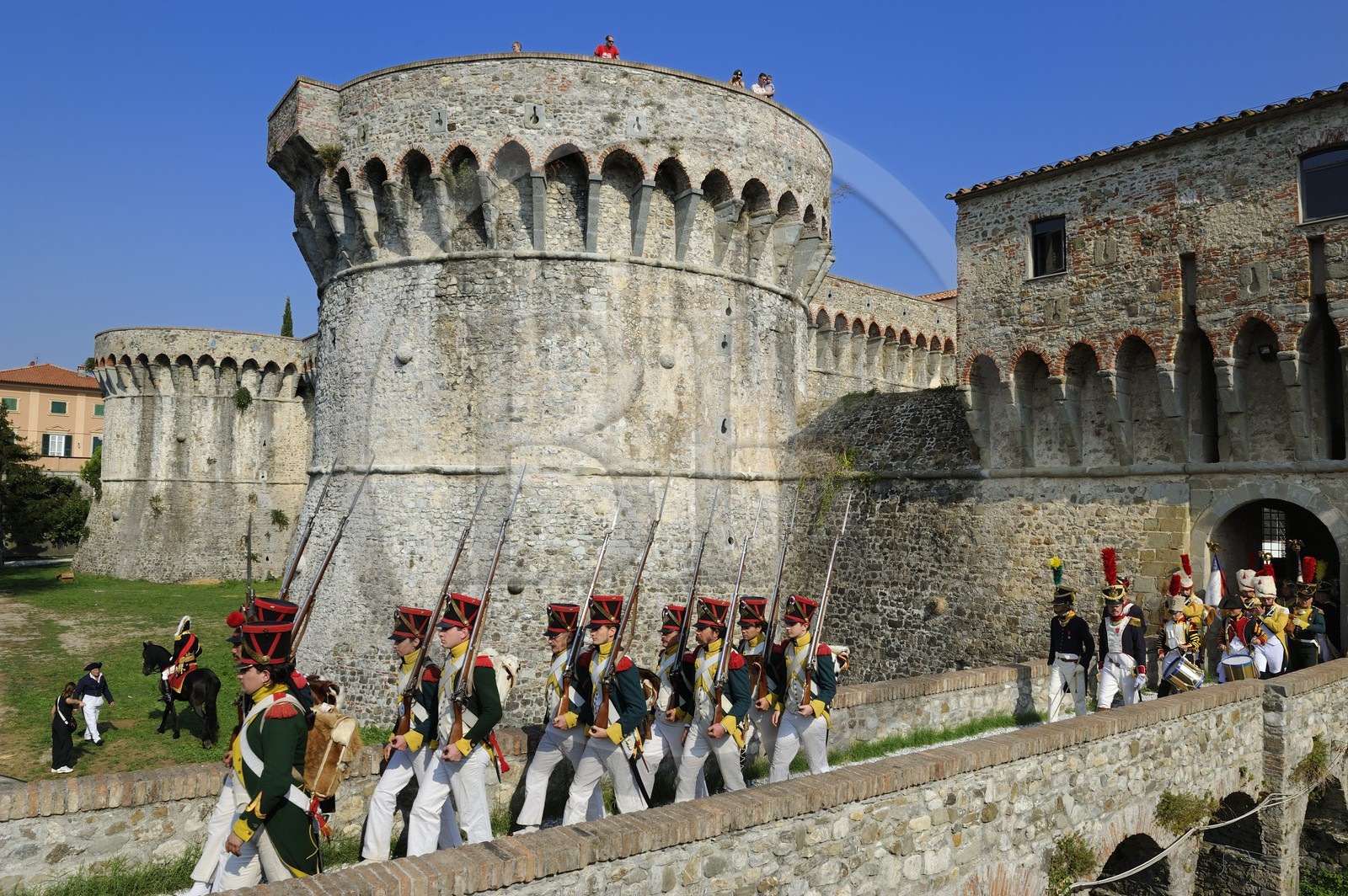 Italie, Ligurie, Sarzana, Napoleon Festival, troupes françaises de la Grande Armée quittant la citadelle (forteresse Firmafede)