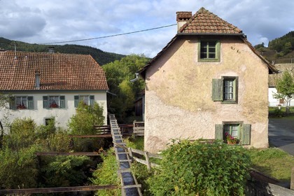 France, Haut-Rhin (68), Parc naturel régional des ballons des Vosges, Storckensohn non loin de Fellering, le moulin à eau et sa ferme