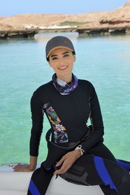 Sultanat d'Oman, gouvernorat de Mascate, réserve naturelle des Iles Daymaniyat, la photographe-plongeuse Maisa Al Hooti