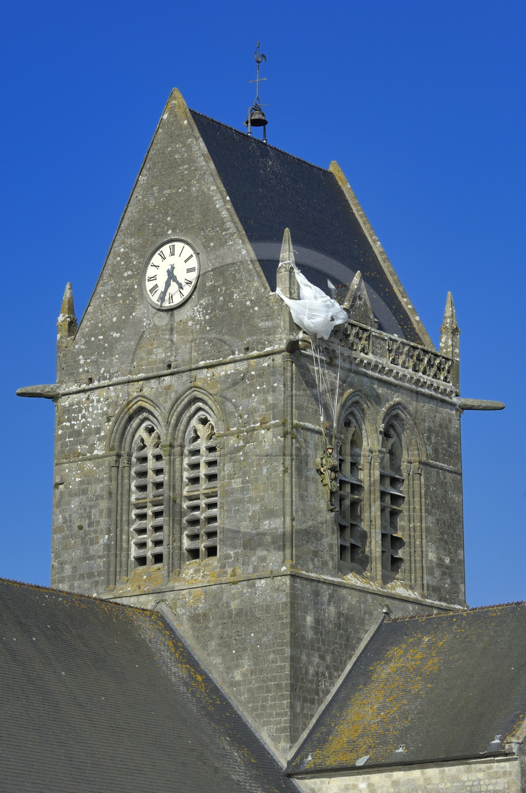 France, Manche (50), Sainte-Mère-Eglise, effigie du parachutiste américain qui resta coincé lors de l'attaque du débarquement
